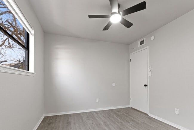 Building Photo - 1304 Pinewood Ct