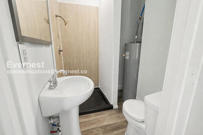 Building Photo - 3 Bed/2 Bath with Off-Street Parking / Vouchers Accepted / Available Now!