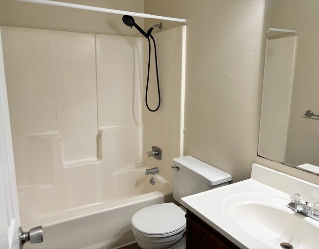 Building Photo - "Charming 2-Bedroom Apartment Retreat in Mary Esther!"