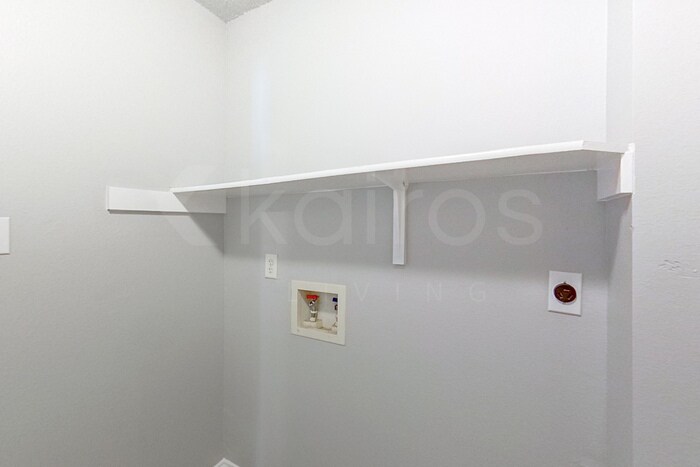 Building Photo - 4914 Glenoak Dr