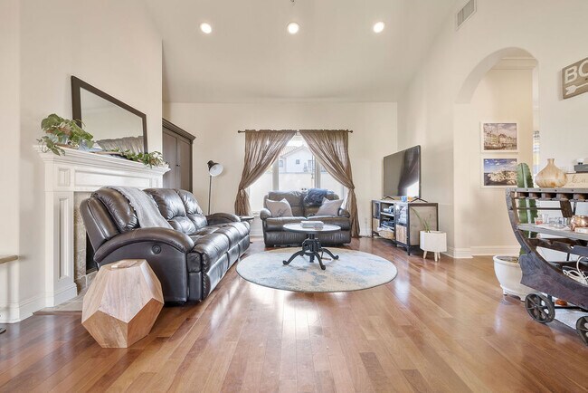 Vaulted ceilings - 108 S El Molino Ave