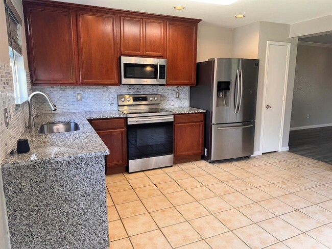 Building Photo - 5925 McKaskle Dr