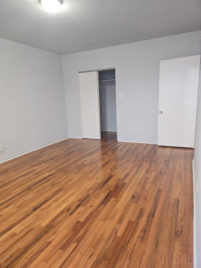 Building Photo - 3 bedrooms, 1.5 bathrooms.