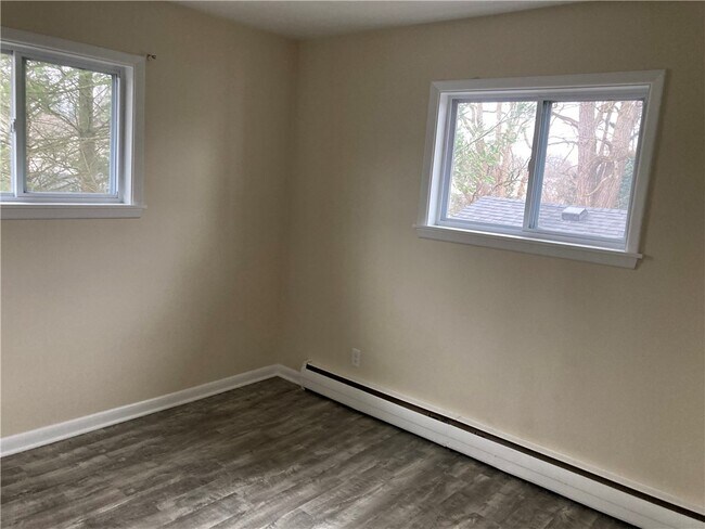 Building Photo - 326 E Linden Ave