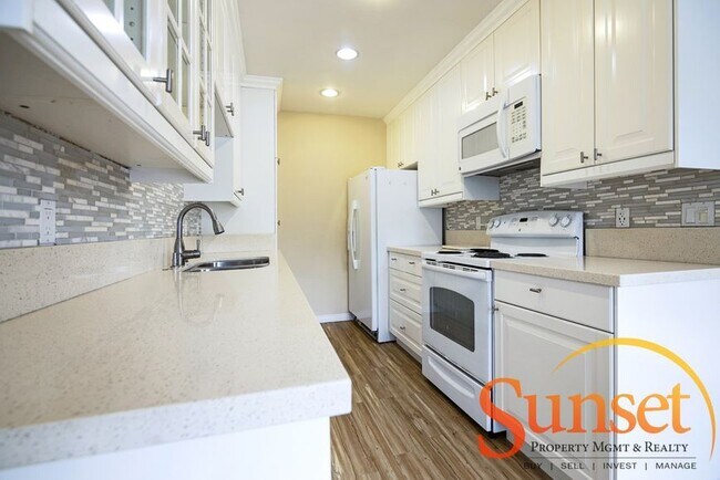 Building Photo - 8561 Villa La Jolla Dr