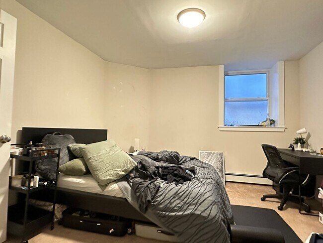 Building Photo - Mission Hill 5 -Bed