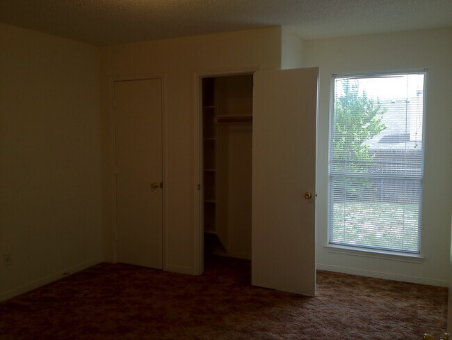 Building Photo - Duplex