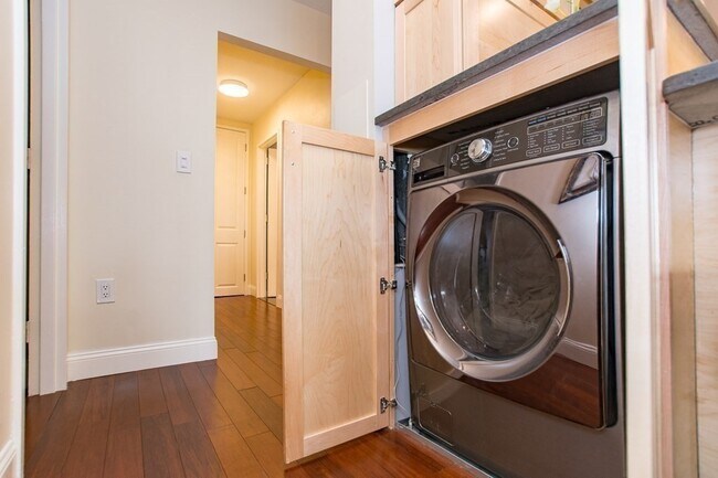 Building Photo - 32 Cherokee St