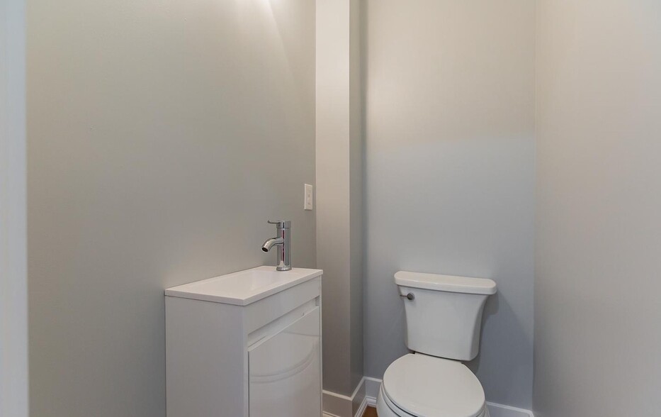 1/2 bath - 4818 Smick St