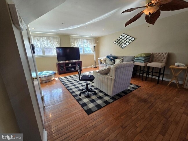 Building Photo - 1116 W Oxford St