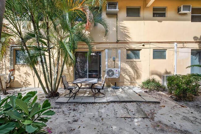 Building Photo - 2624 NE 30th Pl