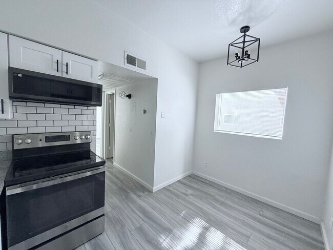 Building Photo - 1 Bedroom condo in Phoenix