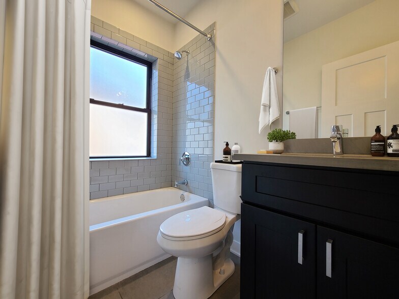 Building Photo - 2203 W Eastwood Ave