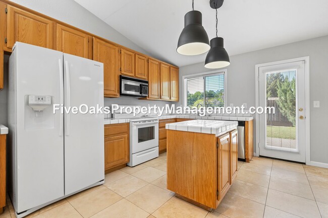 Building Photo - 3301 Burberry Way
