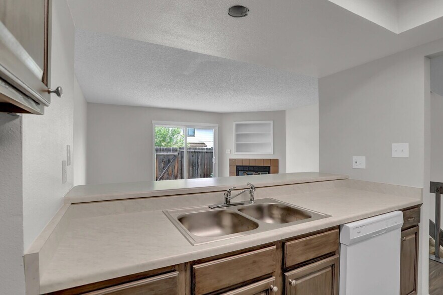 Building Photo - Fully Remodeled End-Unit Townhome Near Pet...