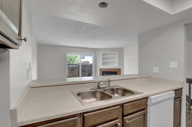 Building Photo - Fully Remodeled End-Unit Townhome Near Pet...