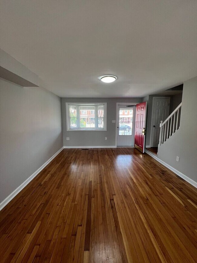 Building Photo - 3 Bedroom Townhome with Parking