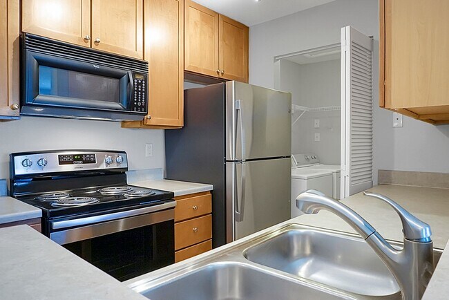 Building Photo - Renovated Condo located in heart of Mt Pleasant, near Ravenel Bridge and Waterfront Park