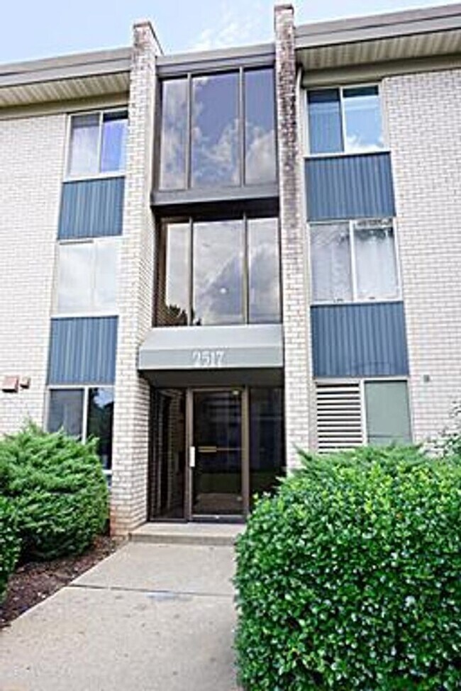 Building Photo - Beautifully Remodel Top-Level Condo!