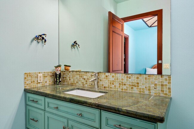 Building Photo - Luxury furnished 4 bedroom 3 bathroom with pool, spa, and outdoor showers