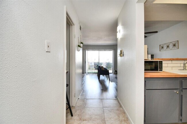 Building Photo - 2820 S Bartell Dr