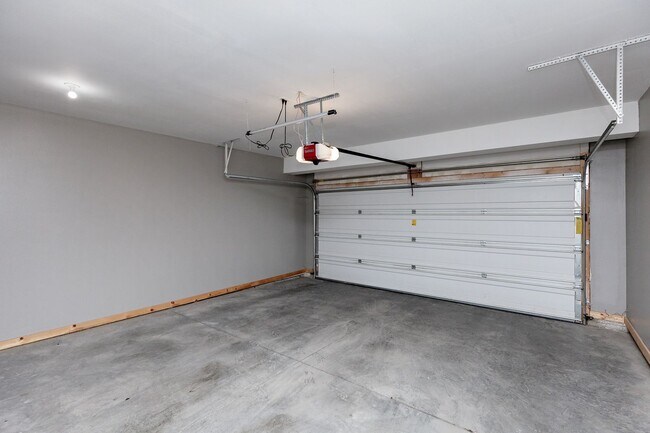 Building Photo - GREAT LOCATION!! 3 Bedroom, 2.5 Bathroom Townhome in Waukee!