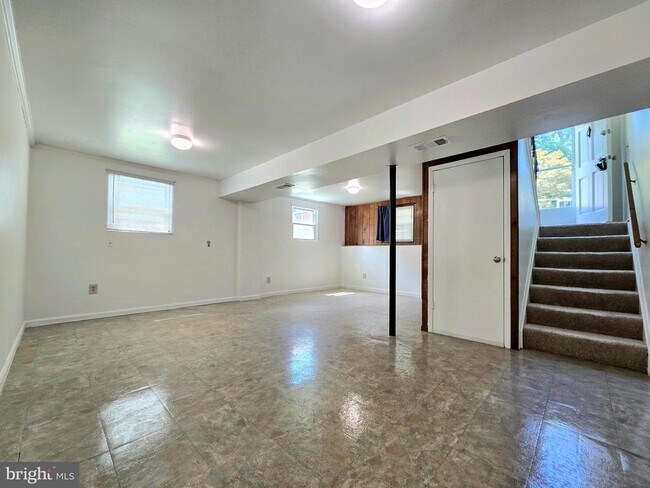 Building Photo - 901 Country Terrace
