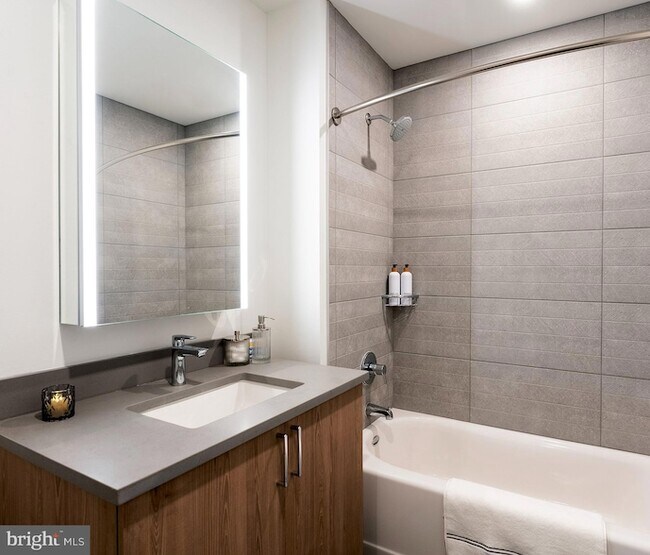 Building Photo - 210 S 12th Street Unit 2B-1-10B