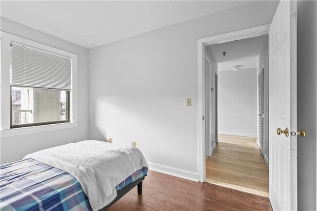 Building Photo - 580 Thames St