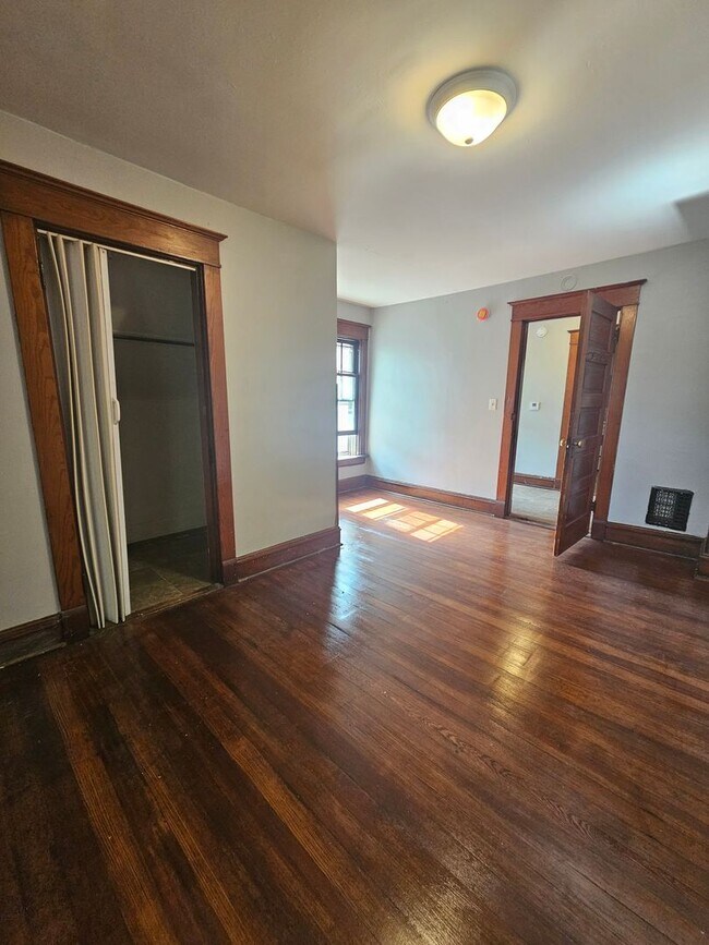 Building Photo - 1603 W 10th St