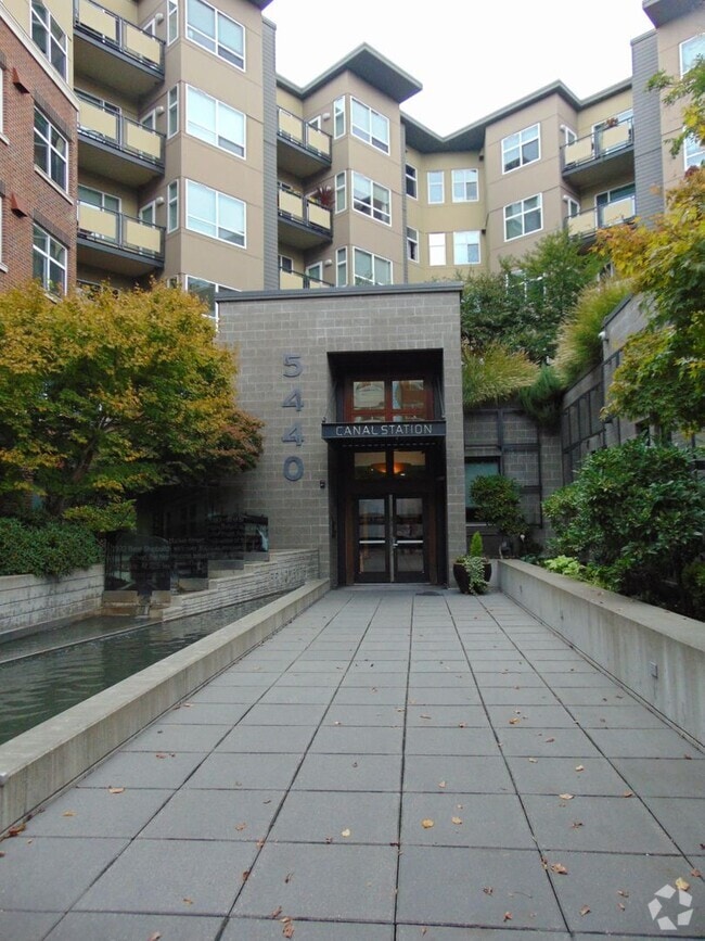 Building Photo - Luxurious and Spacious Ballard 1 Bedroom C...