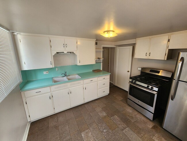 Building Photo - PRICE DECREASE! One Bed One Bath Garden Le...