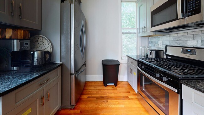 Building Photo - 6 Bedroom Apartment in Science Hill, close to downtown! (Laundry In Unit)