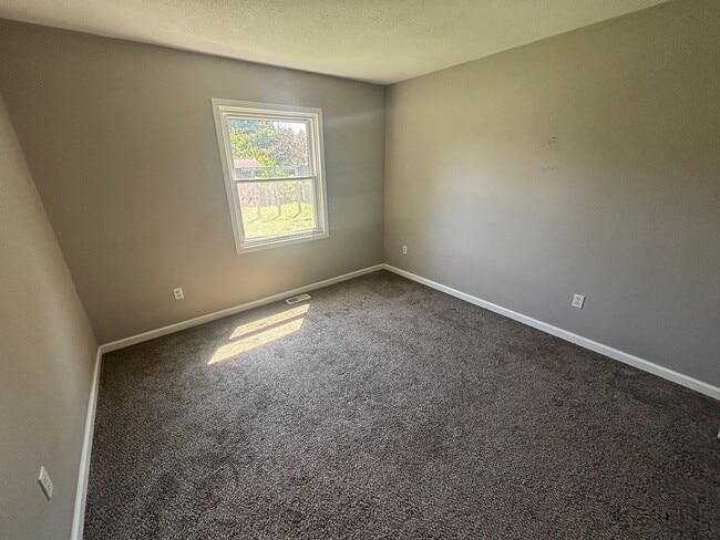 Building Photo - 3 Bedroom Home
