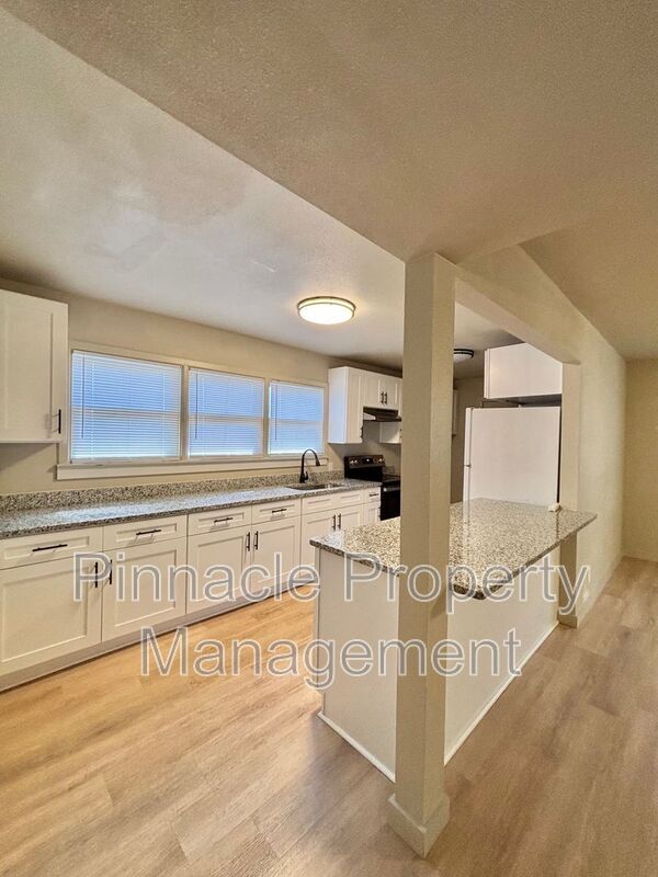 Building Photo - 1705 Hassell St