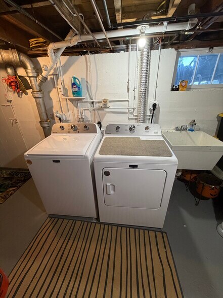 Building Photo - 964 Wellington Rd