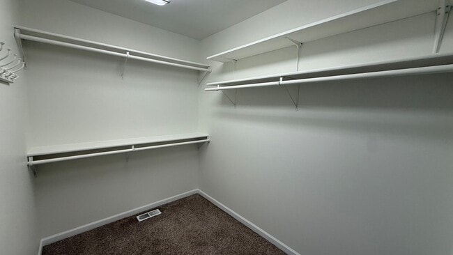 Building Photo - Lovely west Facing 3 Bed, 2 Bath, 2 Car Garage Townhouse!  Available now!