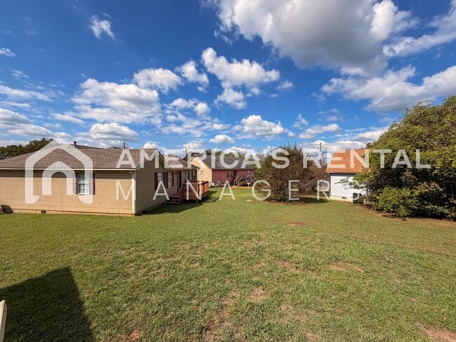 Building Photo - Modern 3BR/2BA – Easy Commute to Downtown!