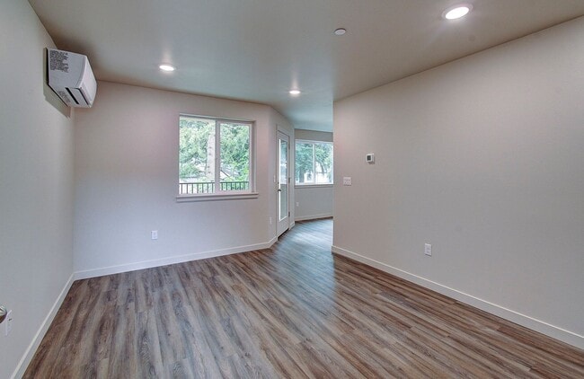 Building Photo - 404 NE 117th Ave