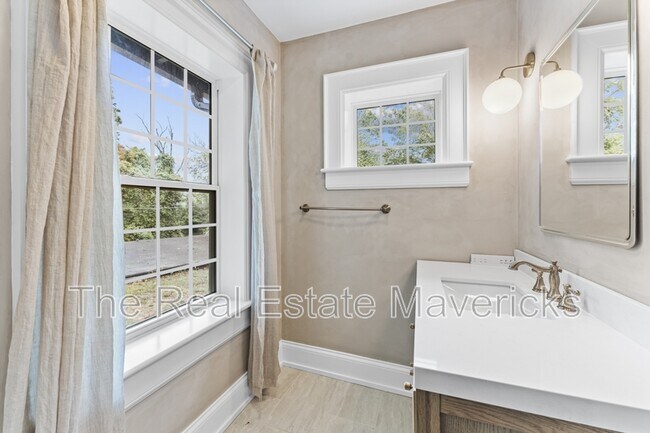 Building Photo - 3320 Montview Dr