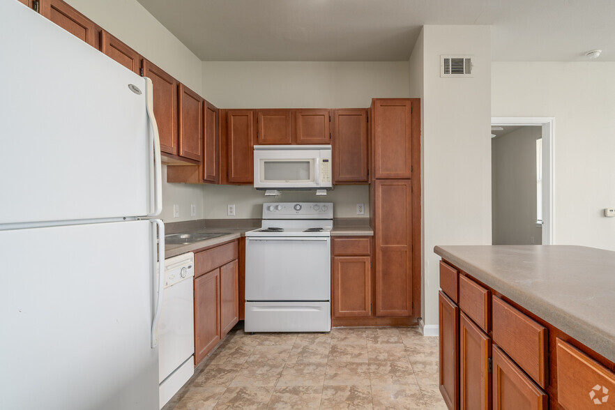 2BR, 2BA - 991SF - Kitchen - Costa Vizcaya