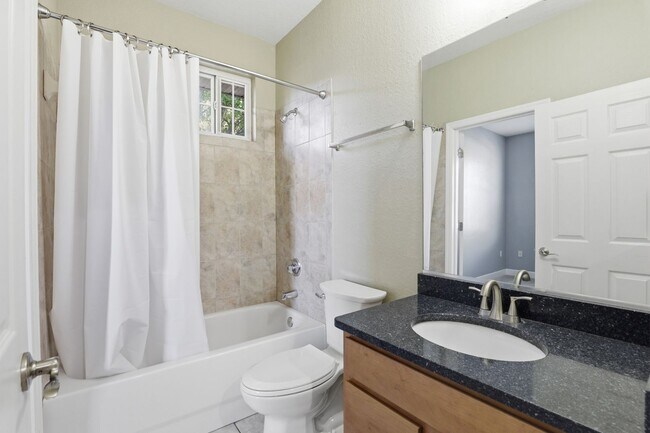 Building Photo - Conveniently located condo in Grantwood