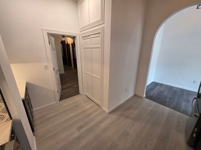 Building Photo - Newly Renovated 3 Bedroom Apartment - Poug...