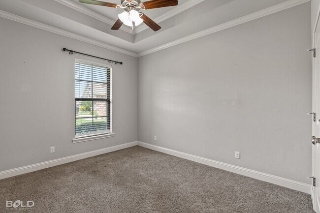 Building Photo - 302 Oscar Cir