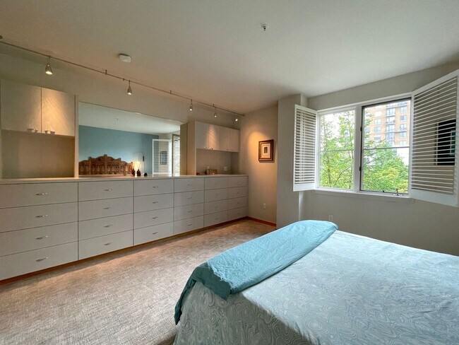 Building Photo - Gorgeous Furnished Pearl District Condo - ...