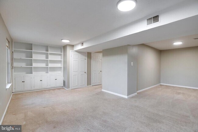 Building Photo - 6012 Westbourne Pl