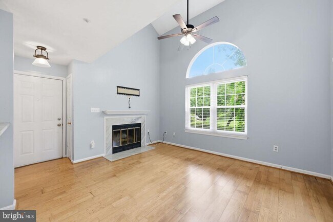 Building Photo - 933 Hillside Lake Terrace