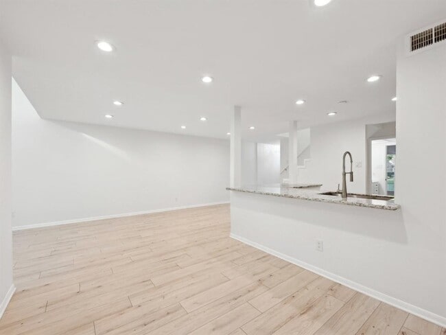 Building Photo - 1812 Saxony Ln