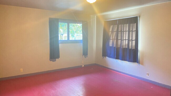 Building Photo - House with Charm, 2/1 with large garage and bonus room & bathroom