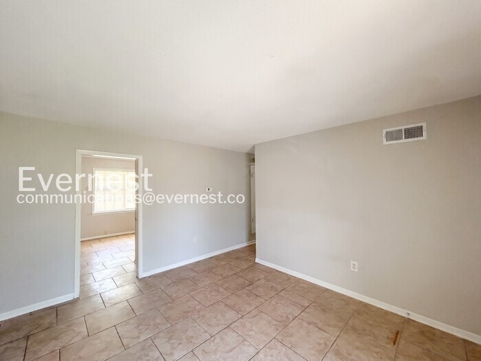 Building Photo - 8044 Oakbrook Dr